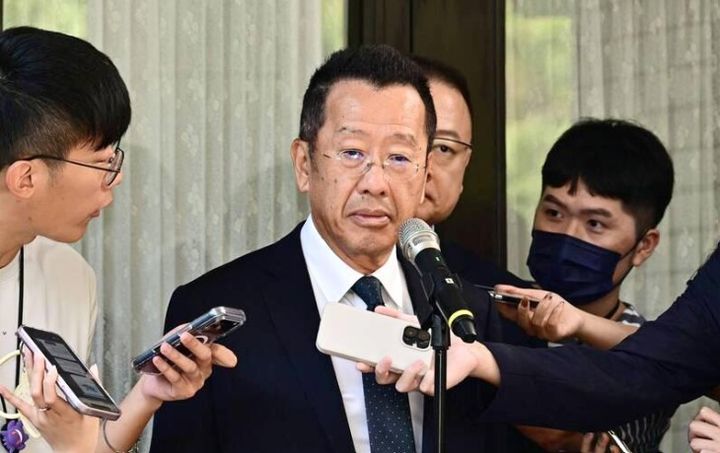 [서울=뉴시스]대만에 대한 미국의 기존 무기 판매에는 어떤 변함도 없으며, 대만은 개별 거래와 관련해 미국과 계속 협상 중이라고 구웨이쥔(顧維鈞) 대만 국방부장관이 29일 밝혔다. 사진은 구 부장이 이날 기자들과 이야기하는 모습. <사진 출처 : 타이베이 타임스> 2026.09.29.