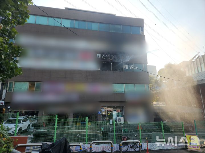 [인천=뉴시스] 29일 오후 인천 부평구 십정동의 상가건물 3층 태권도장에서 불이 났다. (사진=인천소방본부 제공) 2026.09.29. photo@newsis.com