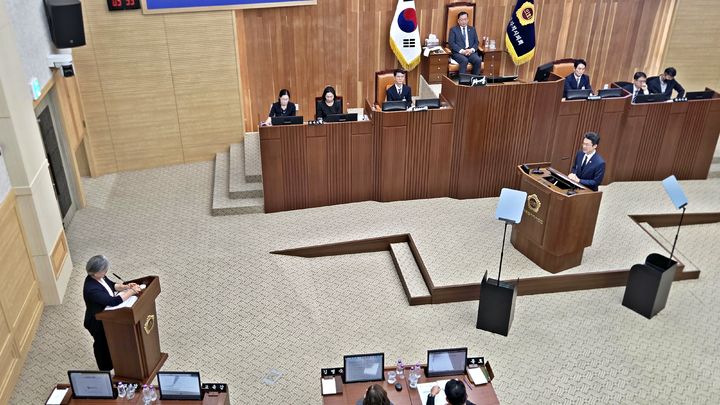 [세종=뉴시스] 송승화 기자 = 29일 보람동 세종시의회 본회의장에서 열린 '긴급현안 질문'에서 (오른쪽)노종용 시의원이 강미애 세종시교육감을 상대로 질의를 하고 있다. 2026.09.29. ssong1007@newsis.com *재판매 및 DB 금지