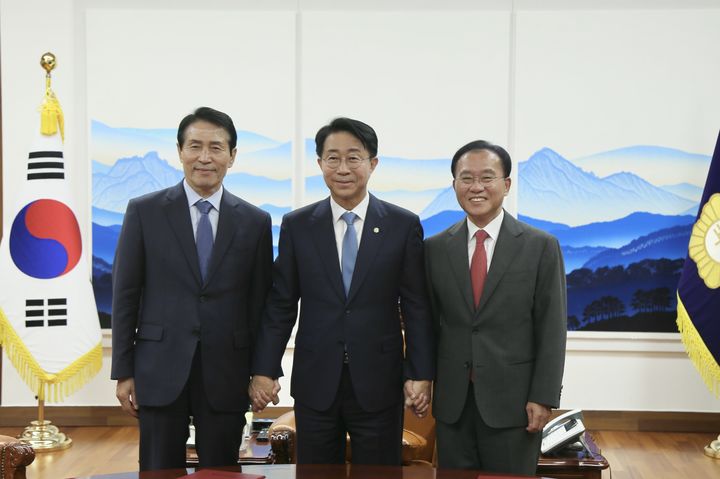 [사진=뉴시스] 조정식 국회의장이 29일 서울 여의도 국회에서 이학영 더불어민주당 의원과 윤재옥 국민의힘 의원에게 '한-EU 의회외교포럼' 공동회장 위촉장을 수여한 뒤 기념촬영을 하고 있다. (사진 = 윤 의원실 제공). 2026.09.29 photo@newsis.com *재판매 및 DB 금지