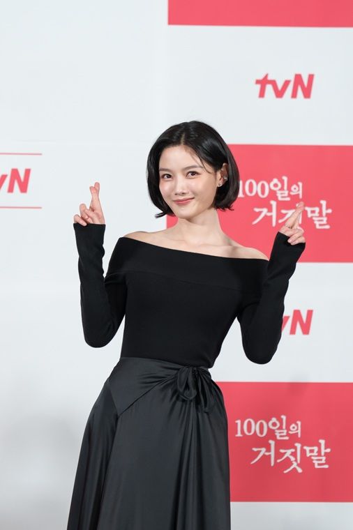 [서울=뉴시스] 배우 김유정이 29일 서울 용산구 용산CGV아이파크몰에서 열린 tvN 20주년 특별기획 새 토일드라마 '100일의 거짓말' 제작발표회에서 포즈를 취하고 있다. (사진=tvN 제공) 2026.09.29. photo@newsis.com *재판매 및 DB 금지
