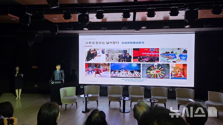 [베이징=뉴시스] 박정규 특파원 = 윤호진 주중국한국문화원 원장이 29일 오후 베이징 주중한국문화원 누리마당에서 열린 '주중한국대사와 함께하는 한·중 문화예술 토크콘서트'에서 '한·중 문화예술 교류, 회고와 전망'을 주제로 발표를 하고 있다. 2026.09.29 pjk76@newsis.com