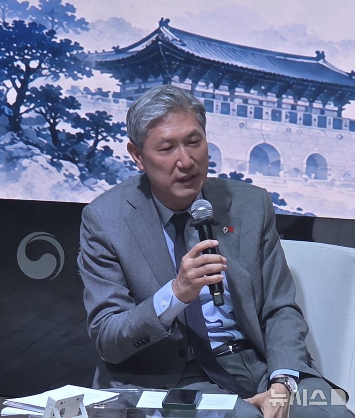 [베이징=뉴시스] 박정규 특파원 = 노재헌 주중국대사가 29일 오후 베이징 주중한국문화원 누리마당에서 열린 '주중한국대사와 함께하는 한·중 문화예술 토크콘서트'에서 발언하고 있다. 2026.09.29 pjk76@newsis.com