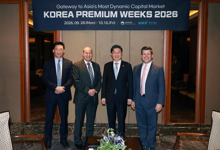 [서울=뉴시스] 이억원 금융위원장이 29일 오후 서울 소공동 더그랜드롯데 서울에서 美 나스닥(Nasdaq) 부회장 밥 맥쿠이(Bob McCooey), 美 증권예탁결제원 DTCC(Depository Trust & Clearing Corporation) CRO 티모시 커디히(Timothy Cuddihy), 홍콩거래소(HKEX) 유태석 전무와 면담하고 있다. (사진제공=금융위원회) 2026.09.29. photo@newsis.com *재판매 및 DB 금지
