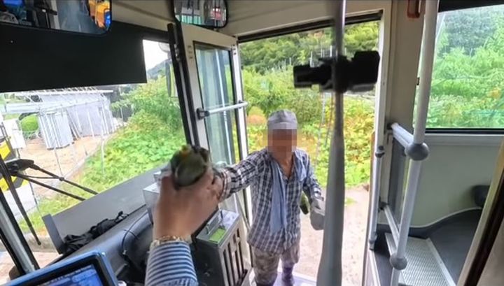[서울=뉴시스] 경북 영덕의 한 시골 버스에서 한 할아버지가 직접 농사지은 배를 버스 기사에게 건냈다. (사진='jhkger' 인스타그램 계정 캡처)
