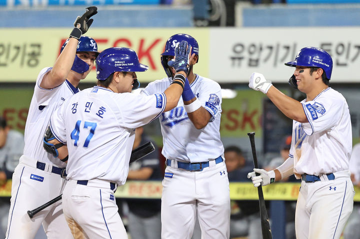 [서울=뉴시스] 프로야구 삼성 라이온즈 강민호가 29일 대구 삼성라이온즈파크에서 열린 한화 이글스와의 2026 신한 쏠 KBO리그 홈 경기에서 홈런을 친 뒤 동료들과 환호하고 있다. (사진=삼성 라이온즈 제공) 2026.09.29.