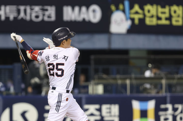 [서울=뉴시스] 프로야구 두산 베어스 양의지가 29일 서울 잠실구장에서 열린 NC 다이노스와의 2026 신한 쏠 KBO리그 홈 경기에서 홈런을 친 뒤 동료들과 환호하고 있다. (사진=두산 베어스 제공) 2026.09.29. *재판매 및 DB 금지