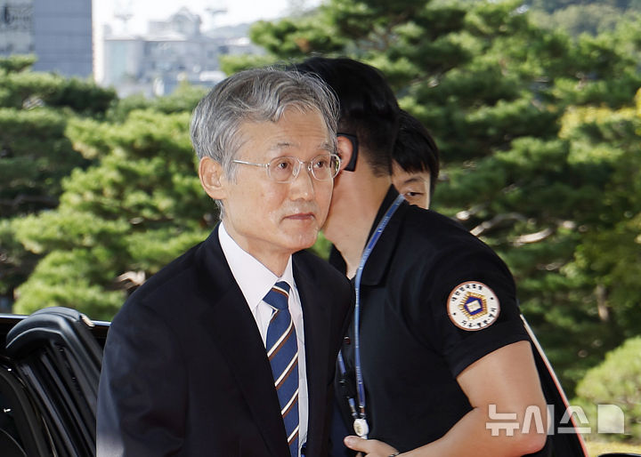 [서울=뉴시스] 김혜진 기자 = 조희대 대법원장이 29일 오전 서울 서초구 대법원 청사로 출근하고 있다. 2026.09.29. jini@newsis.com