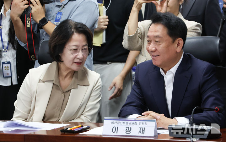 [서울=뉴시스] 김근수 기자 = 추미애 경기도지사가 29일 오전 서울 여의도 국회 의원회관에서 열린 미래대응기금 관련 당정협의회의에서 이광재 국회 예산결산특별위원회 위원장과 이야기를 나누고 있다. 2026.09.29. ks@newsis.com