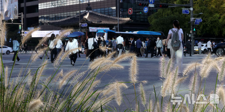 [서울=뉴시스] 김선웅 기자 = 서울 아침 최저기온이 15도를 기록하고 낮 최고기온은 27도로 일교차가 클 것으로 예보된 지난 29일 서울 종로구 세종로사거리에서 긴팔 옷을 입은 시민들이 길을 걷고 있다. 2026.09.29. mangusta@newsis.com