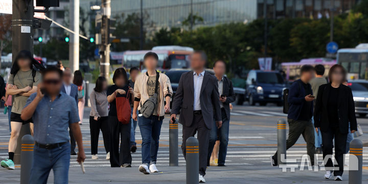 [서울=뉴시스] 김선웅 기자 = 서울 아침 최저기온이 15도를 기록하고 낮 최고기온은 27도로 일교차가 클 것으로 예보된 29일 서울 종로구 세종로사거리에서 긴팔 옷을 입은 시민들이 길을 걷고 있다. 2026.09.29. mangusta@newsis.com