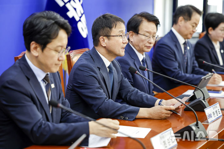 [서울=뉴시스] 정병혁 기자 = 한병도 더불어민주당 원내대표가 29일 서울 여의도 국회에서 열린 원내대책회의 발언하고 있다. 2026.09.29. jhope@newsis.com