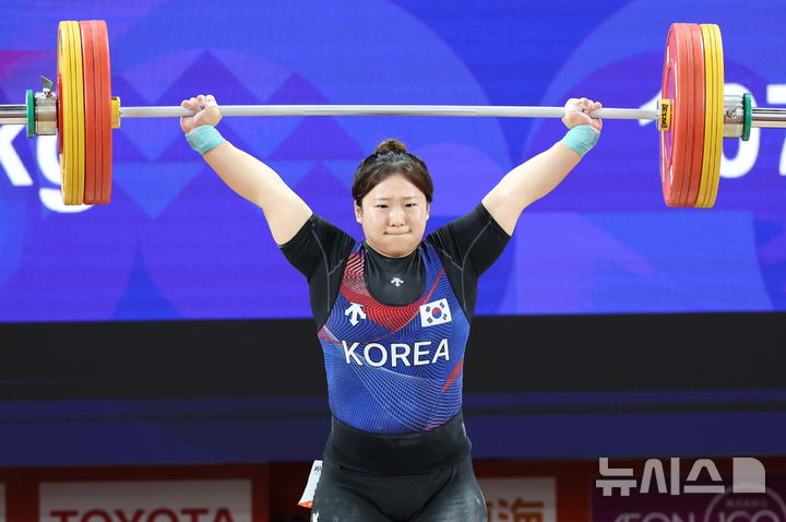 [나고야(일본)=뉴시스] 이영환 기자 = 29일 오전(현지 시간) 일본 아이치현 나고야시 중소기업진흥회관에서 열린 2026 아이치·나고야 아시안게임 역도 여자 86k급 그룹A 결선, 한국 전희수가 인상 3차시기 107kg 도전에 성공하고 있다. 2026.09.29. 20hwan@newsis.com