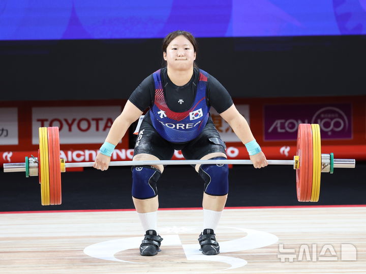 [나고야(일본)=뉴시스] 이영환 기자 = 29일 오전(현지 시간) 일본 아이치현 나고야시 중소기업진흥회관에서 열린 2026 아이치·나고야 아시안게임 역도 여자 86k급 그룹A 결선, 한국 전희수가 인상 3차시기 107kg에 도전하고 있다. 2026.09.29. 20hwan@newsis.com