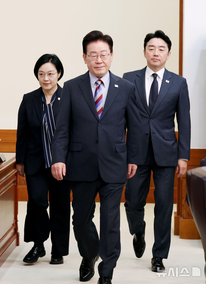 [서울=뉴시스] 조성봉 기자 = 이재명 대통령이 29일 청와대에서 열린 국무회의에 한성숙 국무총리, 강훈식 비서실장과 입장하고 있다. 2026.09.29 suncho21@newsis.com