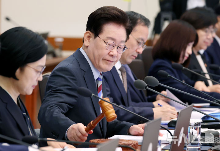 [서울=뉴시스] 조성봉 기자 = 이재명 대통령이 29일 청와대에서 열린 국무회의에서 개회를 선언하고 있다. 2026.09.29. suncho21@newsis.com