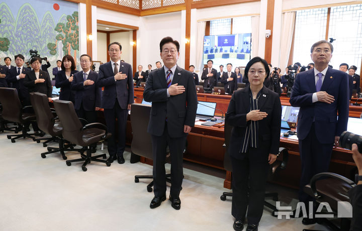 [서울=뉴시스] 조성봉 기자 = 이재명 대통령이 29일 청와대에서 열린 국무회의에서 국민의례를 하고 있다. 2026.09.29 suncho21@newsis.com