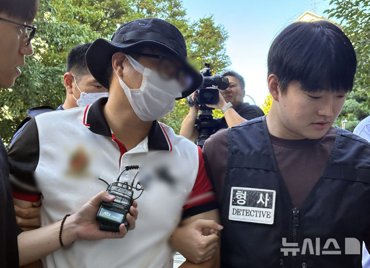 [서울=뉴시스] 신항섭 기자 = 추석 연휴 마지막 날 양화한강공원 인근에서 흉기로 행인들을 위협한 40대 남성이 29일 오전 서울 양천구 서울남부지방법원에서 구속 전 피의자 심문(영장실질심사)을 받기 위해 법정으로 향하고 있다. 2026.09.29. hangseob@newsis.com
