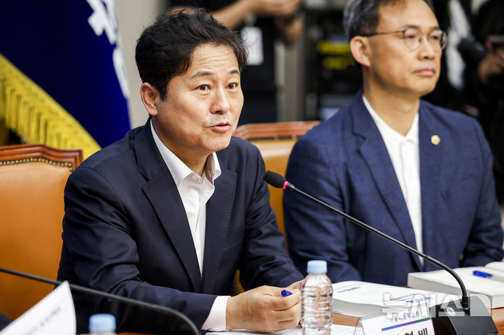 [서울=뉴시스] 국회 행정안전위원회 소속 김영배 더불어민주당 의원(왼쪽)이 발언하고 있다. 