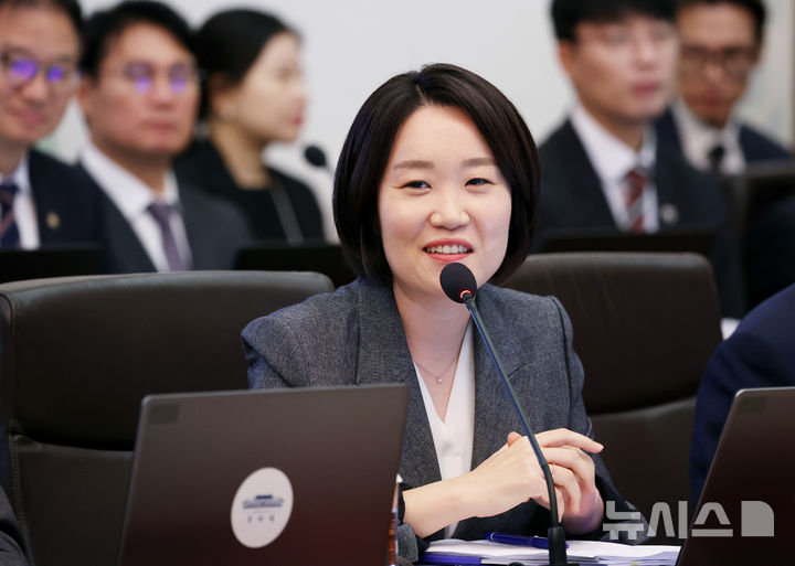 [서울=뉴시스] 조성봉 기자 = 이소영 중소벤처기업부 장관이 29일 청와대에서 열린 국무회의에서 인사말을 하고 있다. 2026.09.29. suncho21@newsis.com