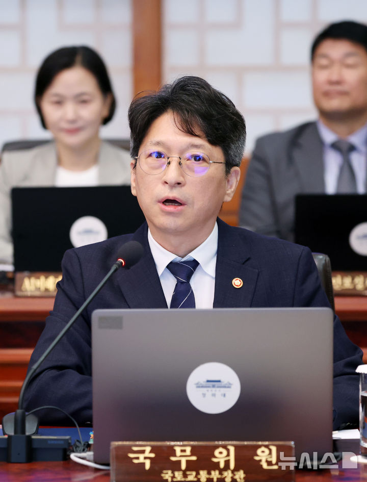 [서울=뉴시스] 조성봉 기자 = 홍지선 국토교통부 장관이 29일 청와대에서 열린 국무회의에서 인사말을 하고 있다. 2026.09.29. suncho21@newsis.com