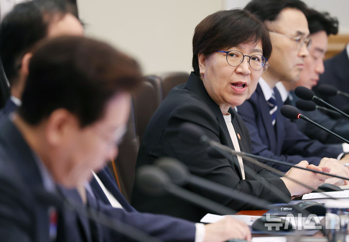 [서울=뉴시스] 조성봉 기자 = 정은경 보건복지부 장관이 지난달 29일 청와대에서 열린 국무회의에서 이재명 대통령의 질의에 답하고 있다. 2026.09.29. suncho21@newsis.com