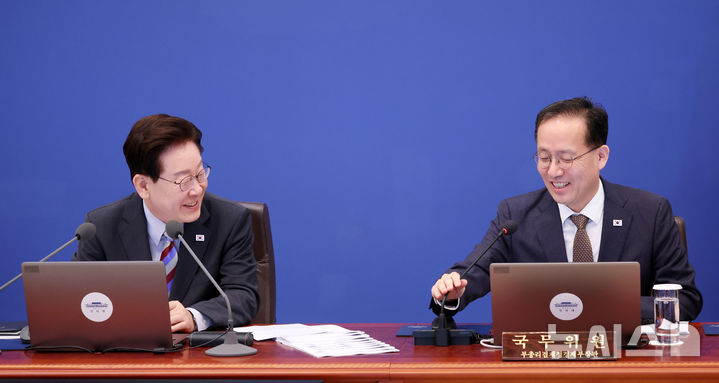 [서울=뉴시스] 조성봉 기자 = 이재명 대통령이 29일 청와대에서 열린 국무회의에서 이형일 부총리 겸 재정경제부 장관과 대화하고 있다. 2026.09.29. suncho21@newsis.com