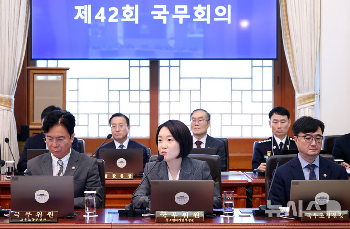 [서울=뉴시스] 조성봉 기자 = 이소영 중소벤처기업부 장관이 29일 청와대에서 열린 국무회의에서 인사말을 하고 있다. 2026.09.29. suncho21@newsis.com