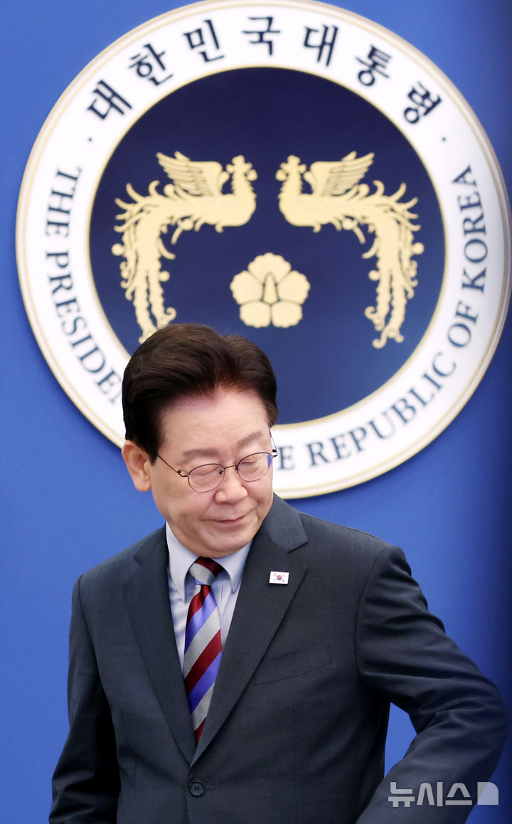 [서울=뉴시스] 조성봉 기자 = 이재명 대통령이 29일 청와대에서 열린 국무회의에서 자리에 착석하고 있다. 2026.09.29 suncho21@newsis.com