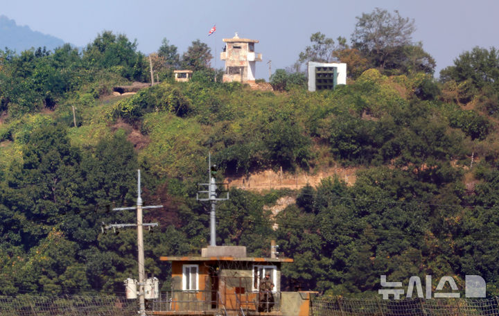 [서울=뉴시스] 홍효식 기자 = 군이 서부전선 비무장지대(DMZ)에서 발생한 폭발 사고 원인이 북한군 지뢰일 가능성이 매우 높다고 발표한 가운데 29일 경기도 파주시 접경지역에서 우리 군 초소와 북한군 초소가 마주보고 있다. 2026.09.29. yesphoto@newsis.com