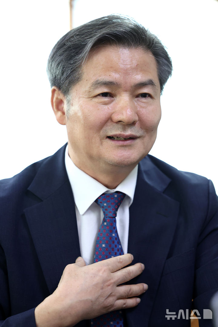 [서울=뉴시스] 박진희 기자 = 이관규 국립국어원 원장이 지난달 29일 서울 강서구 국립국어원에서 인터뷰 하고 있다. 2026.10.05. pak7130@newsis.com