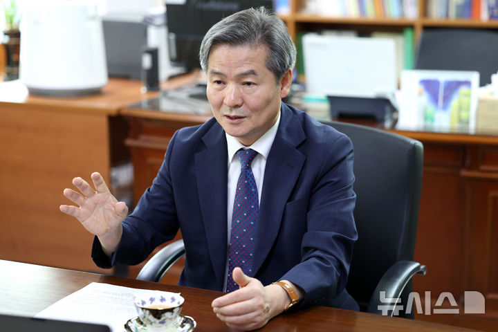 [서울=뉴시스] 박진희 기자 = 이관규 국립국어원 원장이 지난달 29일 서울 강서구 국립국어원에서 인터뷰 하고 있다. 2026.10.05. pak7130@newsis.com
