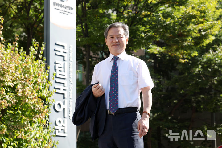 [서울=뉴시스] 박진희 기자 = 이관규 국립국어원 원장이 지난달 29일 서울 강서구 국립국어원에서 인터뷰 하고 있다. 2026.10.05. pak7130@newsis.com