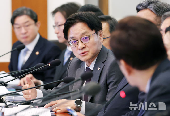 [서울=뉴시스] 조성봉 기자 = 김정관 산업통상부 장관이 29일 청와대에서 열린 국무회의에서 이재명 대통령의 질의에 답하고 있다. 2026.09.29. suncho21@newsis.com
