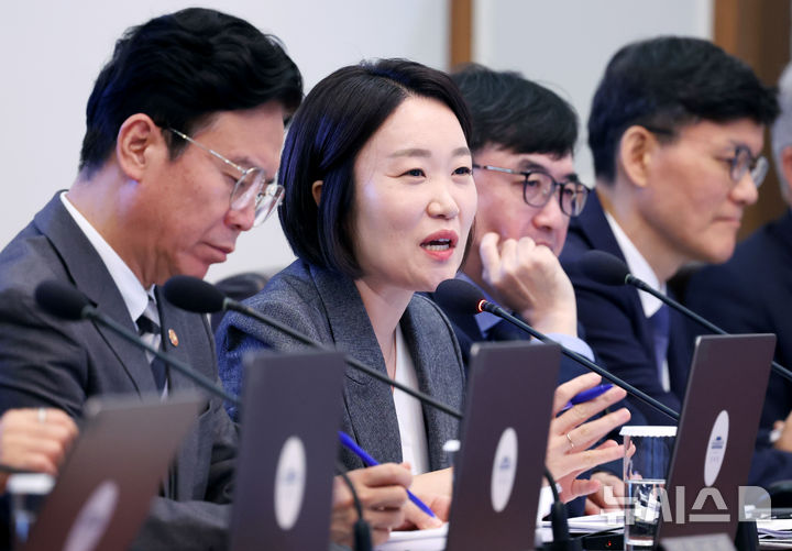 [서울=뉴시스] 조성봉 기자 = 이소영 중소벤처기업부 장관이 지난달 29일 청와대에서 열린 국무회의에서 이재명 대통령의 질의에 답하고 있다. 2026.10.05. suncho21@newsis.com
