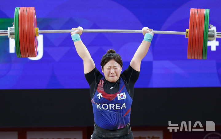 [나고야(일본)=뉴시스] 이영환 기자 = 29일 오전(현지 시간) 일본 아이치현 나고야시 중소기업진흥회관에서 열린 2026 아이치·나고야 아시안게임 역도 여자 86kg급 결선, 한국 전희수가 용상 3차시기 141kg 도전에 성공하고 있다. 2026.09.29. 20hwan@newsis.com