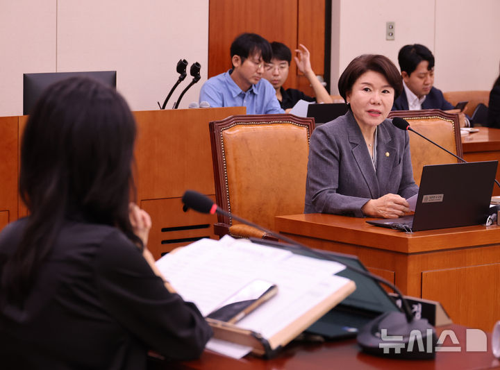 [서울=뉴시스] 최진석 기자 = 국회 문화체육관광위원회 야당 간사인 조은희 국민의힘 의원이 29일 여의도 국회에서 열린 제439회 국회 (정기회) 문화체육관광위원회 제3차 전체회의에서 의사진행 발언을 하고 있다. 2026.09.29. myjs@newsis.com