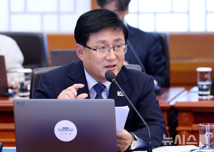 [서울=뉴시스] 조성봉 기자 = 김성환 기후에너지환경부 장관이 29일 청와대에서 열린 국무회의에서 업무보고를 하고있다. 2026.09.29. suncho21@newsis.com