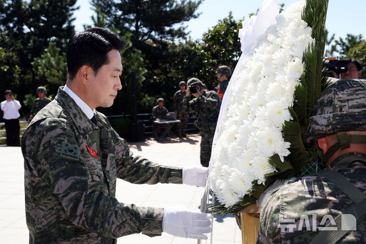 [백령도=뉴시스] 국회사진기자단 = 장동혁 국민의힘 대표가 29일 인천 백령도 천안함 위령탑을 찾아 참배하고 있다. 2026.09.29. photo@newsis.com