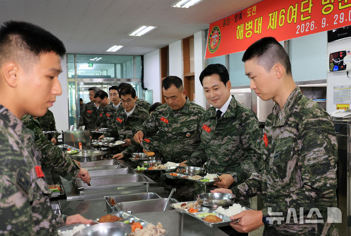 [백령도=뉴시스] 국회사진기자단 = 장동혁 국민의힘 대표가 29일 인천 백령도 해병대 제 6여단을 방문해 장병들과 식사를 하고 있다. 2026.09.29. photo@newsis.com