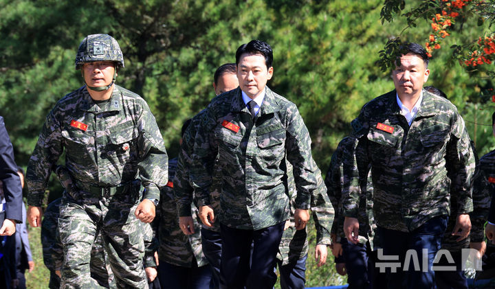 [백령도=뉴시스] 국회사진기자단 = 장동혁 국민의힘 대표가 29일 인천 백령도 천안함 위령탑을 찾고 있다. 2026.09.29. photo@newsis.com