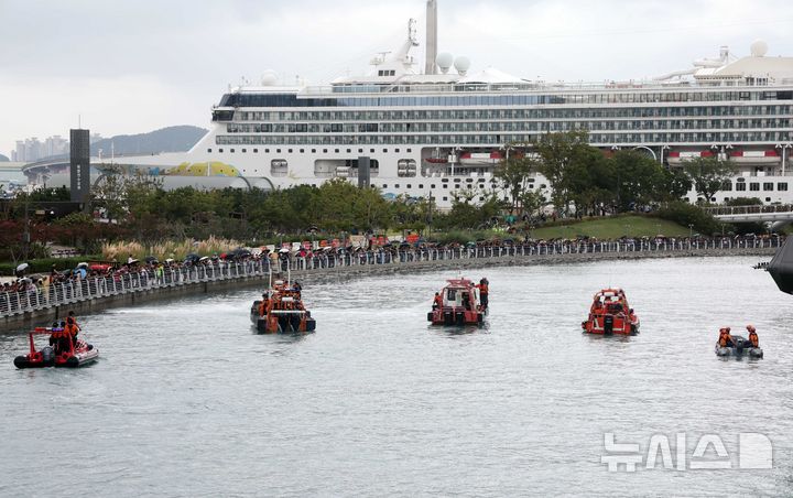  [부산=뉴시스] 하경민 기자 = 부산시와 국립수산과학원, 부산해경, 부산소방 등이 29일 부산 동구 북항 친수공원 수로에서 선박 4척과 워터펌프를 활용해 12일째 머물고 있는 상어 '부캉이'를 먼바다로 유도하는 구조작업을 하고 있다. 2026.09.29. yulnetphoto@newsis.com