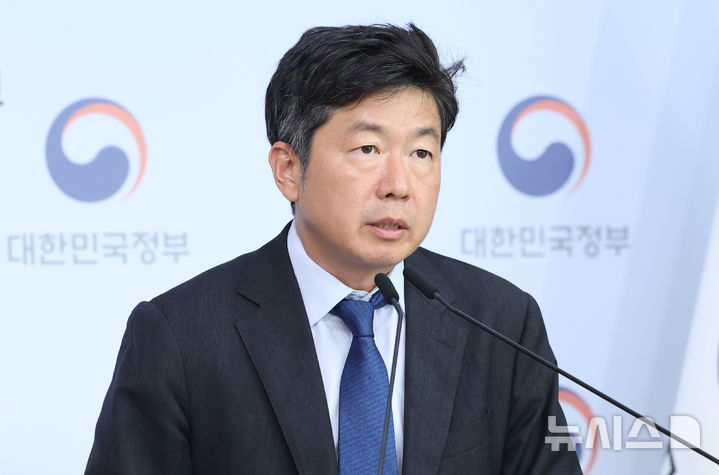 [서울=뉴시스] 조수정 기자 = 이재식 기후에너지환경부 전력망정책관이 29일 오후 서울 종로구 정부서울청사 별관에서 전력망 혁신대책을 발표하고 있다. 2026.09.29. chocrystal@newsis.com