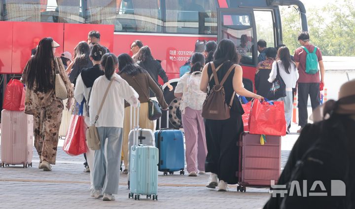 [인천=뉴시스] 전진환 기자 = 중국 중추절과 국경절로 이어지는 황금연휴를 맞아 한국에서 연휴를 보내려는 중국인 단체 관광객들이 지난달 29일 오전 인천 연수구 인천항국제여객터미널을 통해 입국하고 있다. 2026.09.29. amin2@newsis.com