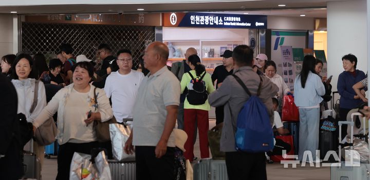 [인천=뉴시스] 전진환 기자 = 중국 중추절과 국경절로 이어지는 황금연휴를 맞아 한국에서 연휴를 보내려는 중국인 단체 관광객들이 29일 오전 인천 연수구 인천항국제여객터미널을 통해 입국하고 있다. 2026.09.29. amin2@newsis.com