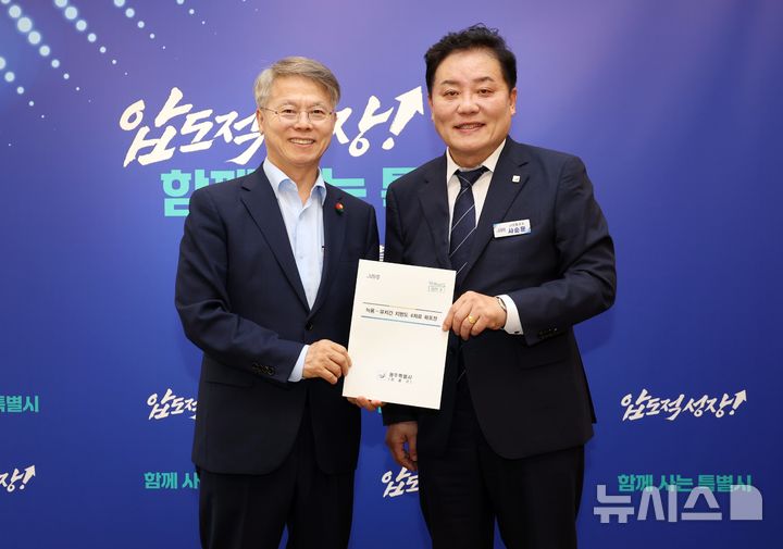 [전남광주=뉴시스] 사순문 장흥군수(오른쪽)가 28일 민형배 전남광주통합특별시장을 만나 해양·농생명산업특구 지정과 농어촌 기본소득, 지방도 817호선 4차로 확포장 등 장흥군 주요 현안에 대한 지원을 요청하고 있다. (사진=장흥군 제공) photo@newiss.com