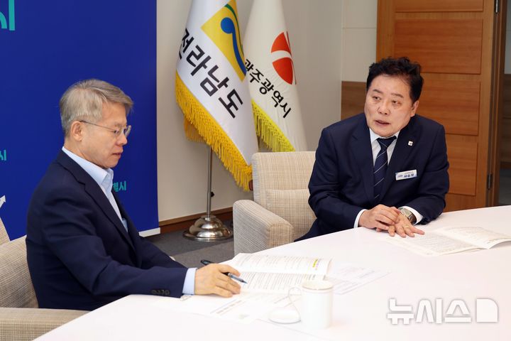 [전남광주=뉴시스] 사순문 장흥군수(오른쪽)가 28일 민형배 전남광주통합특별시장을 만나 해양·농생명산업특구 지정과 농어촌 기본소득, 지방도 817호선 4차로 확포장 등 장흥군 주요 현안에 대한 지원을 요청하고 있다. (사진=장흥군 제공) photo@newiss.com