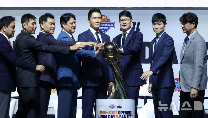 [서울=뉴시스] 조성우 기자 = 29일 서울 용산구 블루스퀘어 우리WON뱅킹홀에서 열린 한국농구연맹(KBL) 2026~2027시즌 프로농구 개막 미디어데이에서 각 구단 감독들이 기념촬영을 하며 트로피에 손을 모으고 있다.왼쪽부터 유도훈 정관장, 이상민 KCC, 조상현 LG, 문경은 KT, 전희철 SK, 이규섭 DB, 강혁 한국가스공사, 손창환 소노 감독. 2026.09.29. xconfind@newsis.com