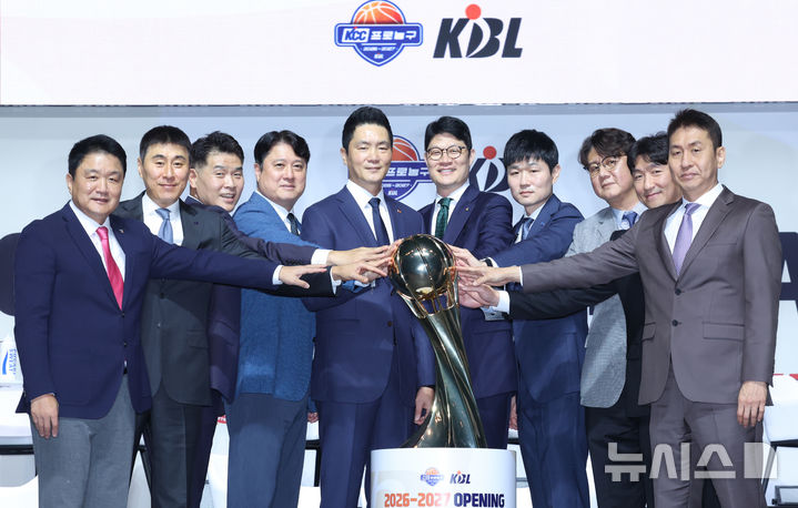 [서울=뉴시스] 조성우 기자 = 29일 서울 용산구 블루스퀘어 우리WON뱅킹홀에서 열린 한국농구연맹(KBL) 2026~2027시즌 프로농구 개막 미디어데이에서 10개 구단 감독들이 기념촬영을 하고 있다.왼쪽부터 유도훈 정관장, 이상민 KCC, 조상현 LG, 문경은 KT, 전희철 SK, 이규섭 DB, 강혁 한국가스공사, 손창환 소노, 양동근 현대모비스, 김상식 삼성 감독. 2026.09.29. xconfind@newsis.com