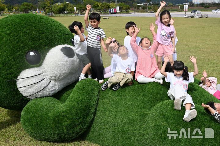 [전남광주=뉴시스] 이현행 기자 = 2026 나주영산강축제를 앞둔 29일 오전 전남광주통합특별시 나주시 영산강정원에서 아이들이 수달 조형물과 함께 사진을 찍고 있다. 2026.09.29. lhh@newsis.com